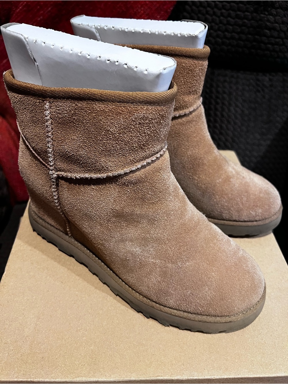 Ugg classic femme mini- Suede Ankle Boots in camel/beige wedge